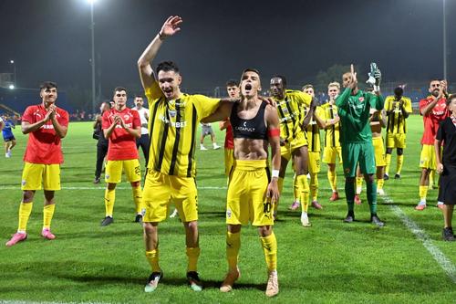 Alberto Soro, în fundal, cu numărul 29, după Metaloglobus - Dinamo 0-1
