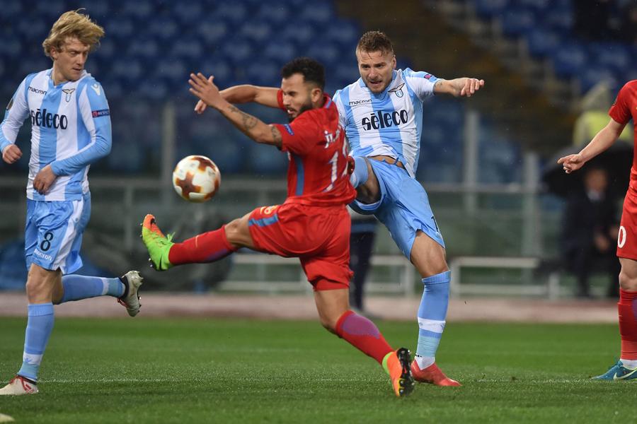Ciro Immobile, în duel cu Junior Morais în Lazio - FCSB // foto: Imago Images FCSB a scăpat de „călăul” din 2018 » Marca de 3 ori în poarta roș-albaștrilor