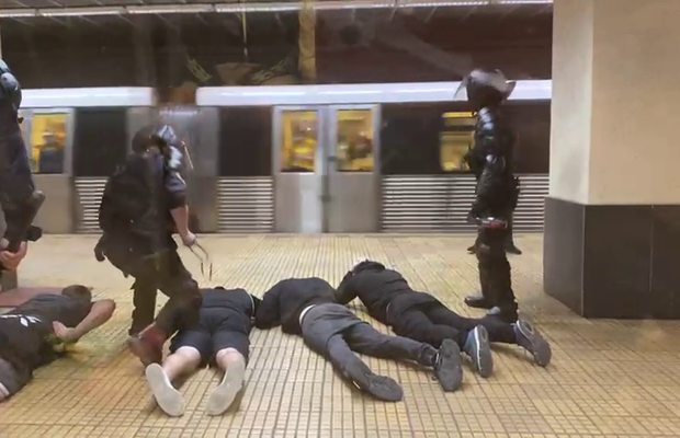 IMAGINI ȘOCANTE! Jandarmeria a intervenit în forță la metrou: suporterii CSA Steaua scoși și bătuți pe peron