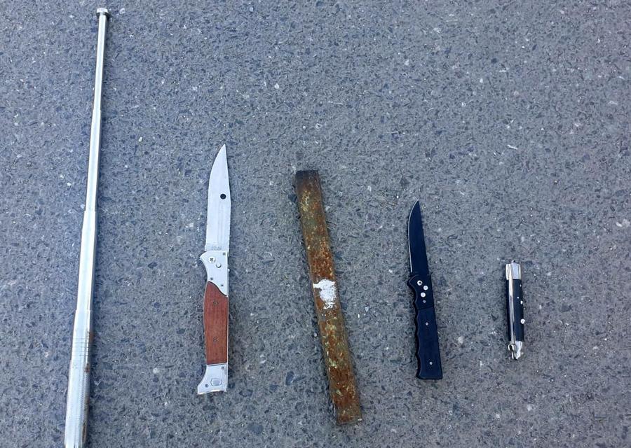 Obiectele confiscate de oficialii jandarmeriei IMAGINI ȘOCANTE! Jandarmeria a intervenit în forță la metrou: suporterii CSA Steaua scoși și bătuți pe peron