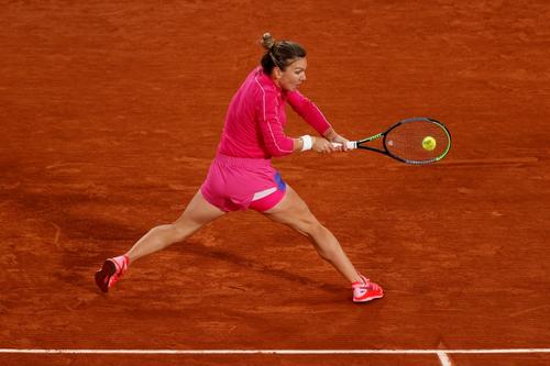 Simona Halep în acțiune pe zgura de la Paris FOTO Guliver/GettyImages