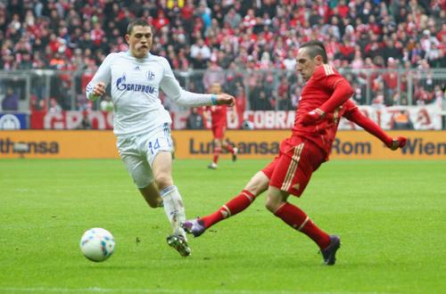 Fundașul central grec Kyriakos Papadopoulos (28 de ani), liber de contract în acest moment, a fost propus la Dinamo.