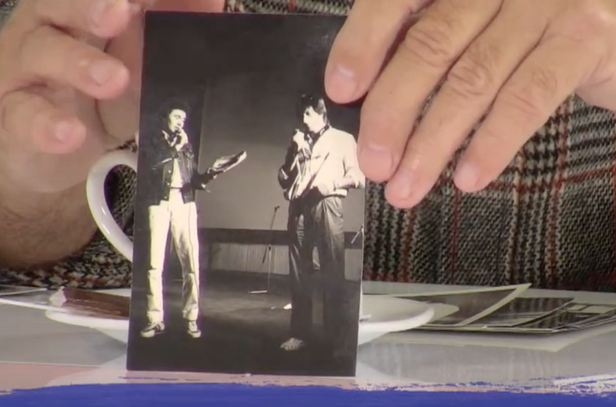 Mâinile lui Ionel Stoica arată o poză făcută în seara cu torțe, pe scena Teatrului de Vară EXCLUSIV VIDEO „Nadia și Nicu Ceaușescu au avut o relație. Dorită, nu forțată, cum s-a spus după aia”. Realizatorul TV Ionel Stoica, dezvăluiri în direct din intimitatea marilor sportivi ai României