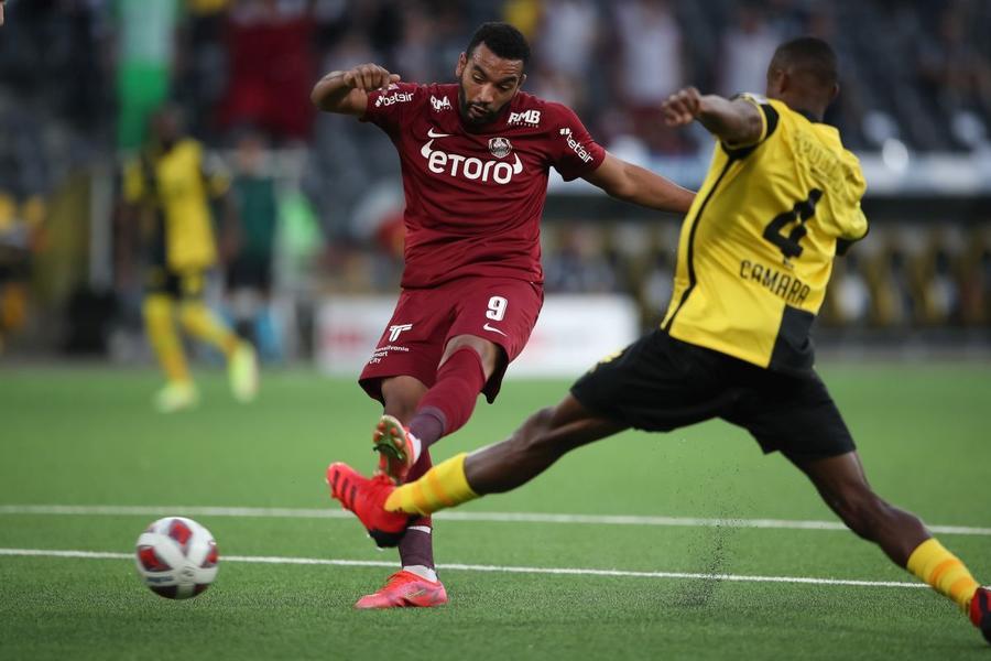 Billel Omrani, în meciul Young Boys Berna - CFR Cluj Război civil la CFR Cluj: „Ești cu Șumi? Nu joci!” » Titular suspectat de Dan Petrescu de legături cu fosta conducere