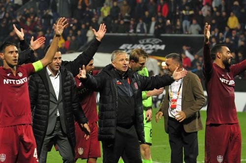 Dan Petrescu, pe vremea când avea încredere totală în Omrani și împreună sărbătoreau câștigarea trofeelor. Foto: ImagoImages