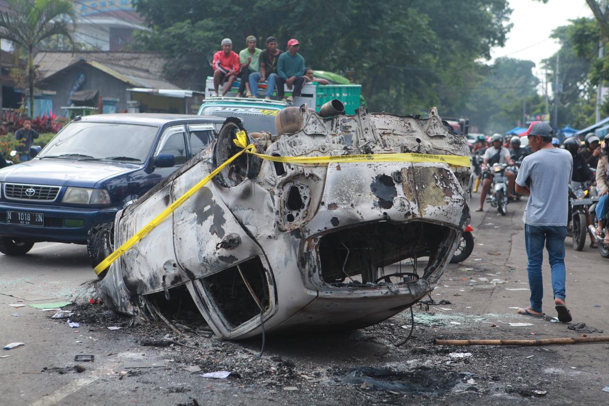 Tragedie la un derby din Indonezia! 125 de persoane au murit după ce fanii au intrat pe teren