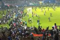 Tragedie la un derby din Indonezia! 125 de persoane au murit după ce fanii au intrat pe teren