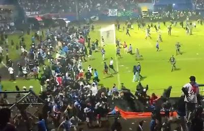 Tragedie la un derby din Indonezia! 125 de persoane au murit după ce fanii au intrat pe teren