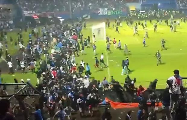 Tragedie la un derby din Indonezia! 125 de persoane au murit după ce fanii au intrat pe teren