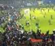 Tragedie la un derby din Indonezia! 125 de persoane au murit după ce fanii au intrat pe teren