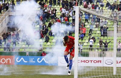 Portar atacat și rănit cu petarde într-un derby din Chile » Partida a fost suspendată