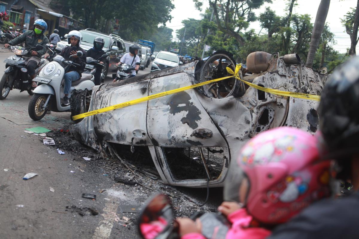 Tragedie la un derby din Indonezia! 125 de persoane au murit după ce fanii au intrat pe teren