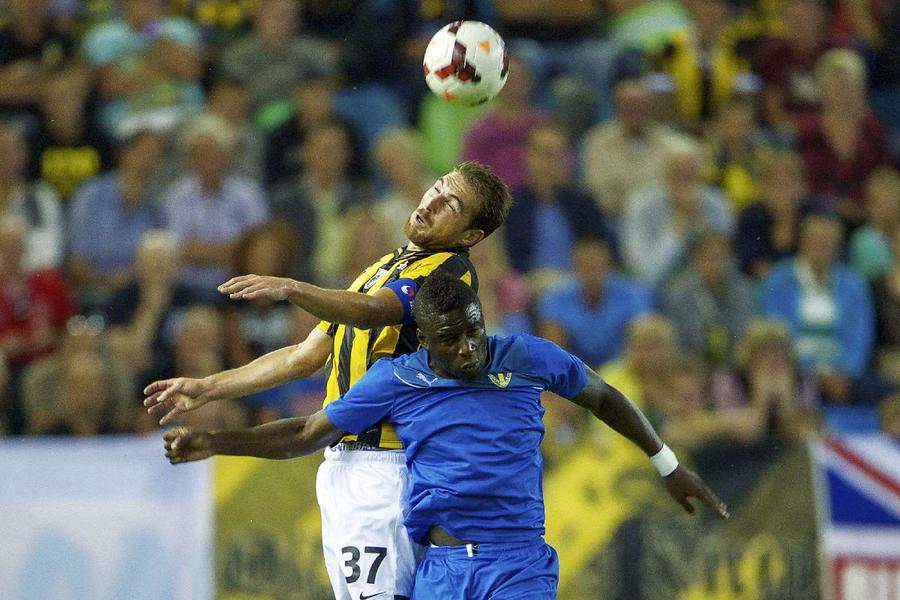 Abel Camara (în albastru), în confruntarea Vitesse - Petrolul din preliminariile Europa League, din sezonul 2013-2014 / FOTO: Imago Images Fost jucător în Liga 1, pe teren la tragedia din Indonezia: „Fanii au vrut să vină după noi la vestiare. Din ce știu, sunt 200 de morți”