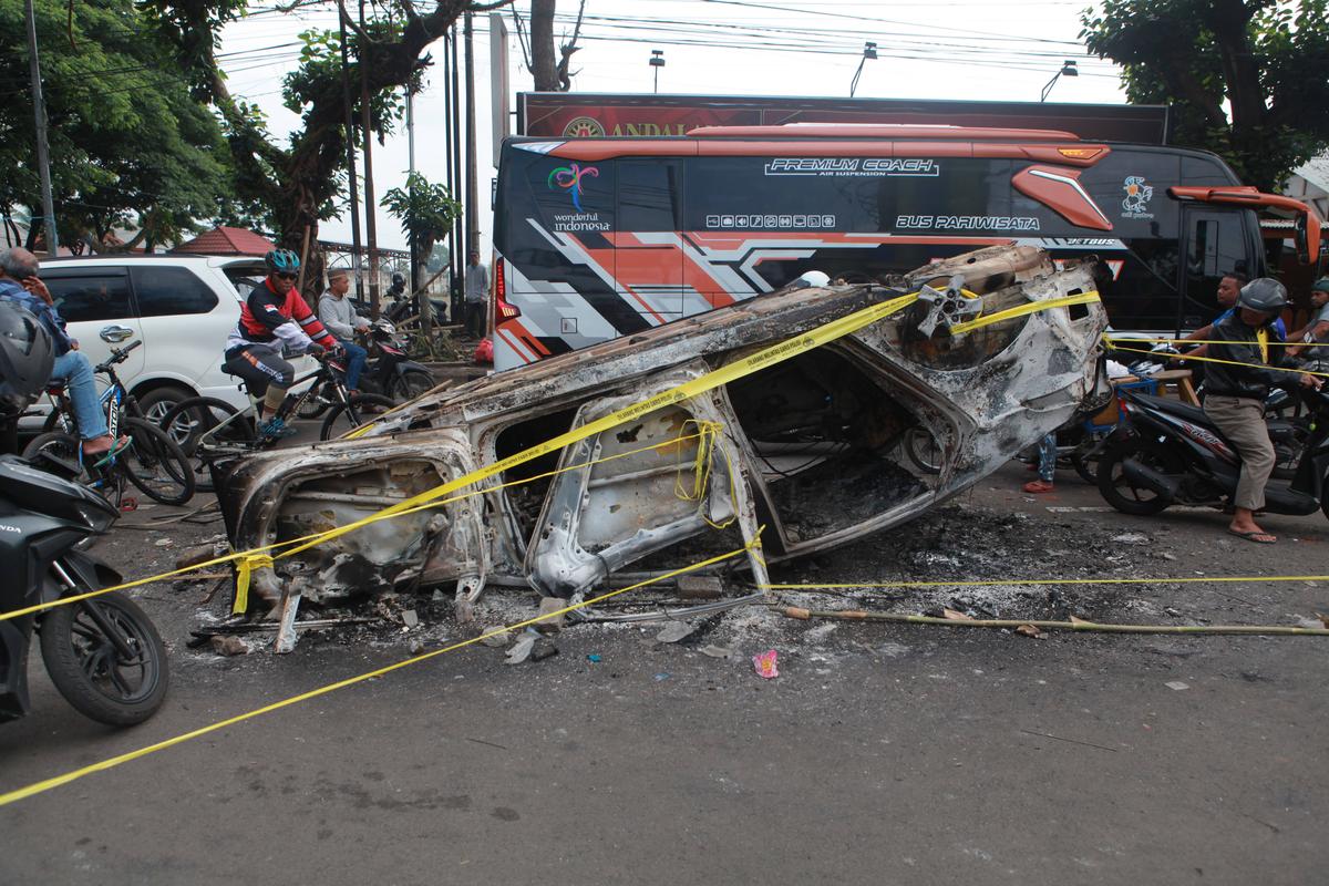 Tragedie la un derby din Indonezia! 125 de persoane au murit după ce fanii au intrat pe teren