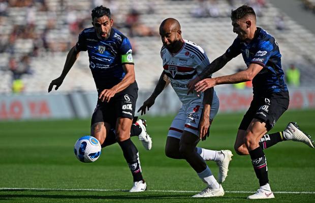 Surpriză în Copa Sudamericana » Sao Paulo, răpusă de un jucător de 40 de ani!