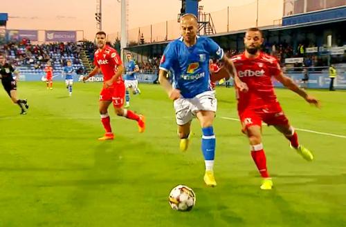 Denis Alibec (31 de ani) a obținut ușor un penalty în minutul 17 al meciului Farul - UTA, la scorul de 0-0. Tot el a executat lovitura de pedeaspă rezultată.  / FOTO: Captură @orange sport