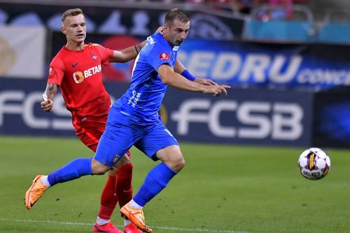 Alexandru Pantea, în duel cu Daniel Popa. Foto: Imago
