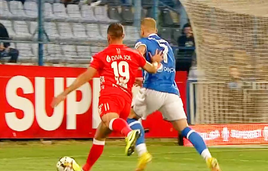FOTO: Captură @Digi Sport 1 Penalty destul de ușor acordat în Farul - UTA » Alibec a scos maximum dintr-o fază la limită