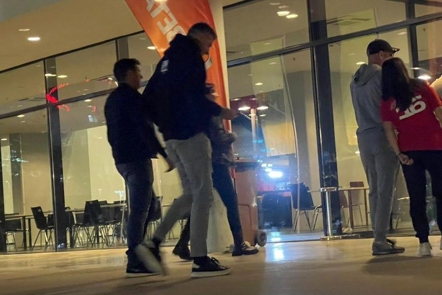 Dorin Goian (în hanorac negru), la intrarea pe stadion / foto: GSP 7 detalii surprinse de reporterii GSP pe stadion, la FCSB - U Cluj: nervi între colegi, vizita unui jucător-simbol, revanșa lui Dawa + gestul sfidător al lui Nistor