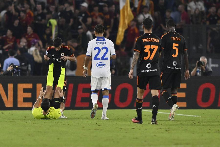 Matteo Marchetti, ajutat de Houssem Aouar/ foto Imago Images Fază nemaivăzută în Serie A » Ce a pățit arbitrul la meciul Romei