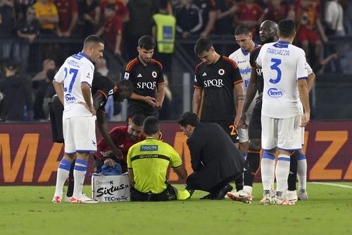 Matteo Marchetti, arbitrul meciului Roma - Frosinone 2-0, a avut nevoie de îngrijiri medicale pe finalul partidei din Serie A/ foto: Imago Images