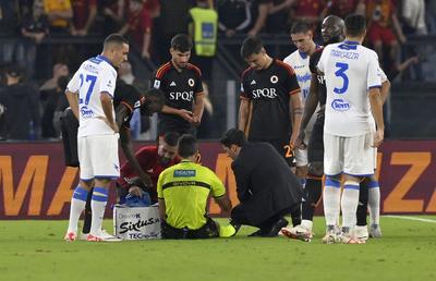 Fază nemaivăzută în Serie A » Ce a pățit arbitrul la meciul Romei