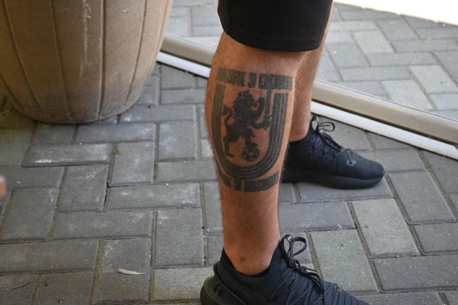 Tatuajul lui Adrian: leul Craiovei, plus „Dragoste și credință, Mândrie și suferință” Adrian Ofilat, de la FCU Craiova, vine din Peluza Sud și îl are idol pe announcerul lui Napoli