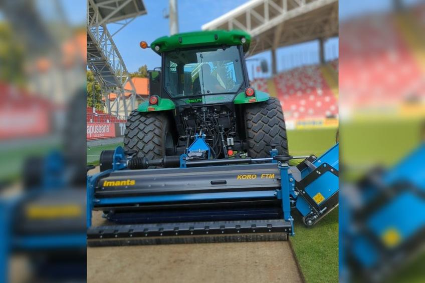 Arena „Francisc Neuman” e în plin proces de înlocuire a suprafeței de joc. UTA va mai juca acasă în 2024, restul partidelor din acest an de pe teren propriu vor fi mutate la Oradea.