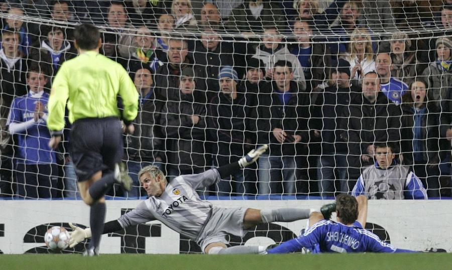 Santiago Canizares apără mingea șutată de Andrei Shevchenko în grupele Champions League, din sezonul 2007-2008 / Foto: Imago Dezvăluire tulburătoare a marelui Canizares: „A fost un atentat la viața mea. M-ar fi omorât pe loc!”