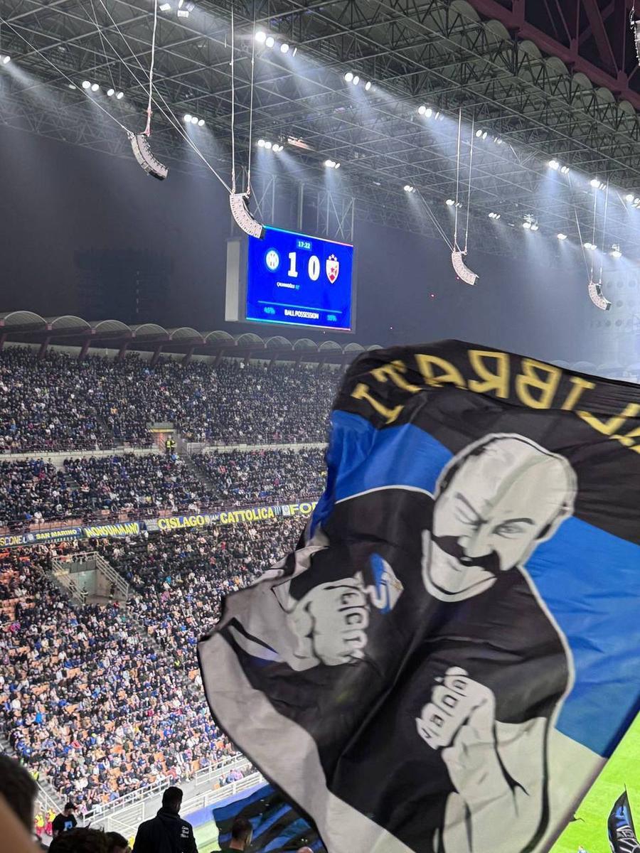 Ultrașii din Peluza Nord, pe „Giuseppe Meazza” / Foto: Imago Cutremur în Serie A: campioana riscă DEPUNCTAREA! Procurorii din Milano acuză: „Legături cu crima organizată”