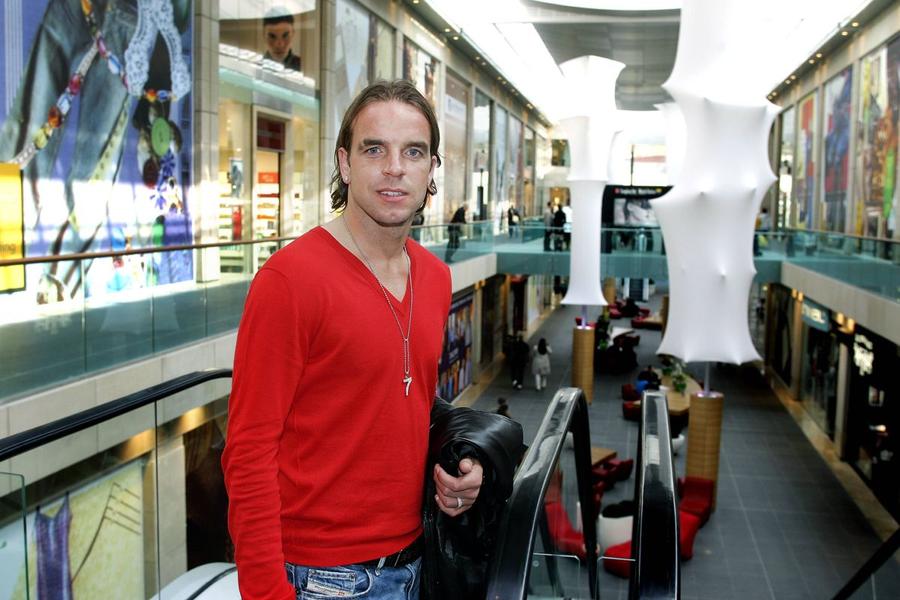 Andy van der Meyde era văzut frecvent în mall, în loc să fie preocupat de antrenamentele și evoluțiile la Everton / Foto: Imago Chivu, lăudat de un fost coleg de la Ajax: „Cristian este un lider înnăscut. Se va descurca bine și ca antrenor”