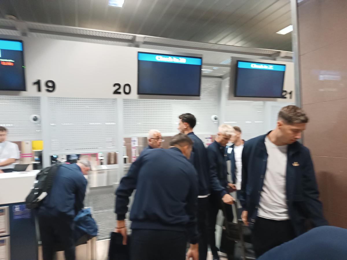 FCSB, spre Salonic... cu Gigi Becali, Luțu și călugării! » Imagini tari de pe aeroport, de la plecarea campioanei