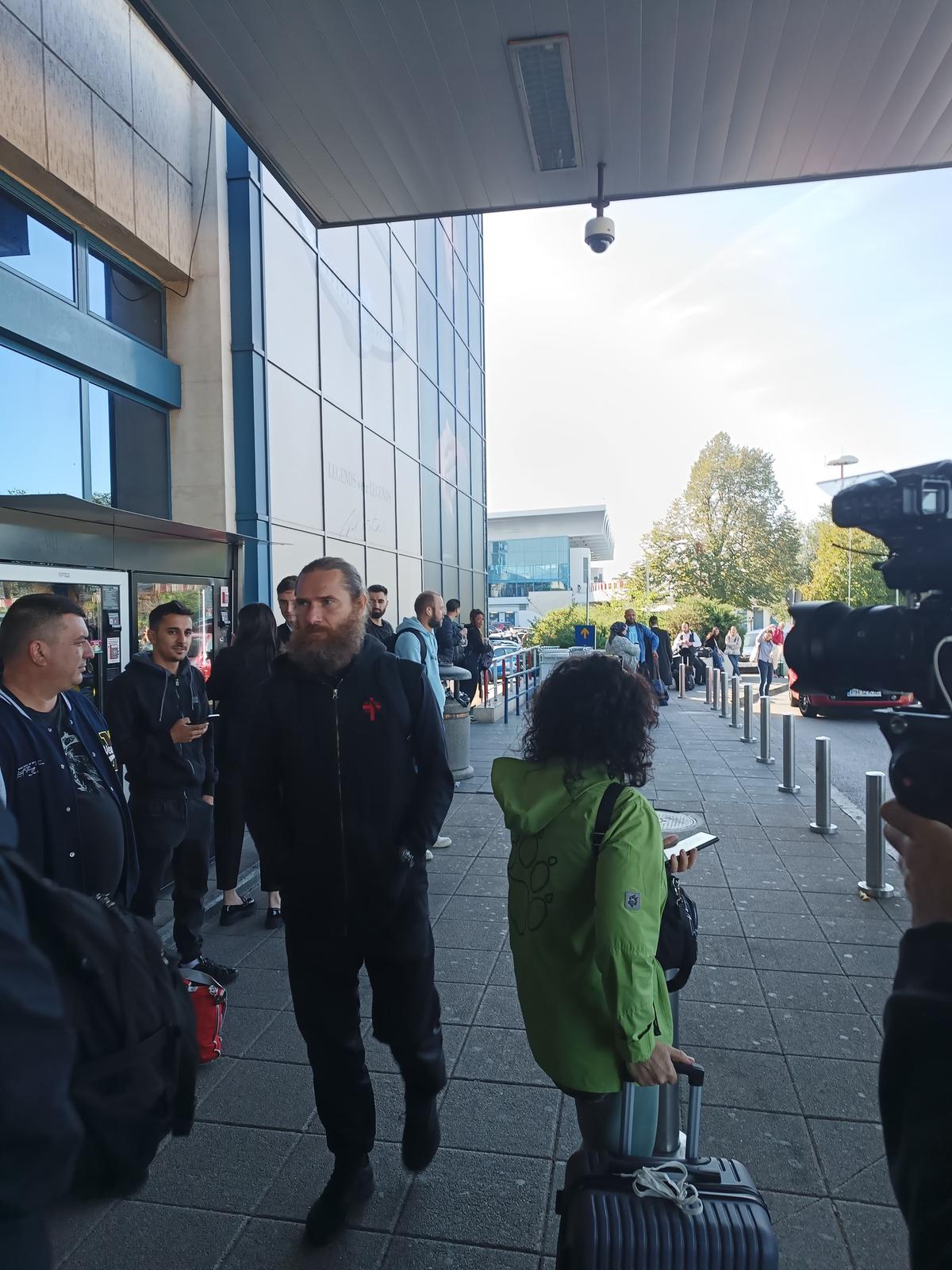 FCSB, spre Salonic... cu Gigi Becali, Luțu și călugării! » Imagini tari de pe aeroport, de la plecarea campioanei