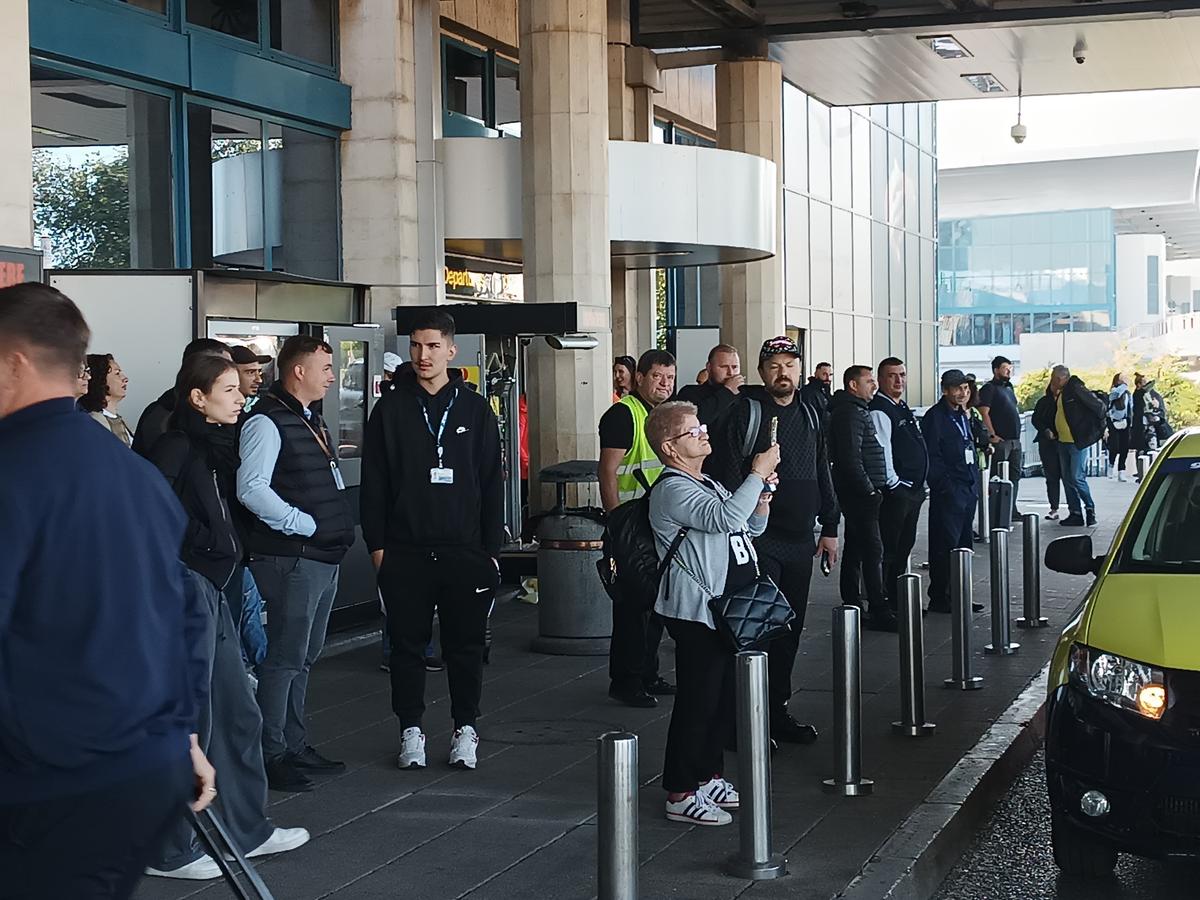 FCSB, spre Salonic... cu Gigi Becali, Luțu și călugării! » Imagini tari de pe aeroport, de la plecarea campioanei