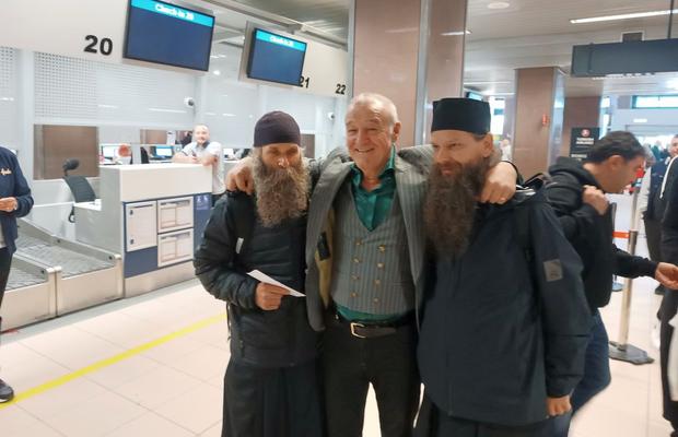 FCSB, spre Salonic... cu Gigi Becali, Luțu și călugării! » Imagini tari de pe aeroport, de la plecarea campioanei