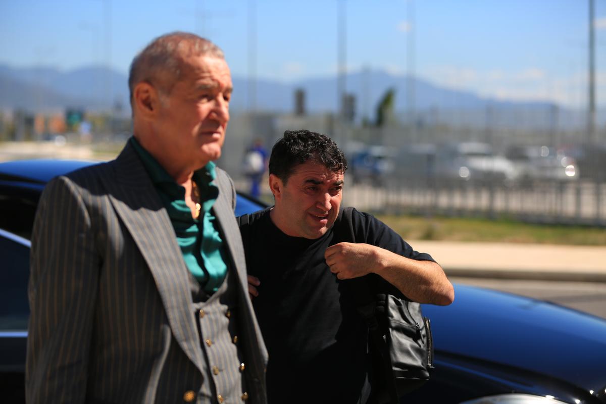 Cu rucsac de 2.000€ pe umăr, Gigi Becali a făcut show și la sosirea la Salonic: „Aici s-au născut bunicii mei! Grecii au cam părăsit bisericile, noi le umplem”