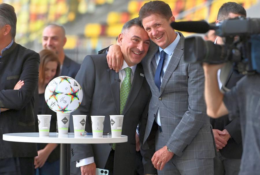 Ilie Dumitrescu și Gică Popescu // foto: Imago Images „Lasă-mă să termin!” » Ce a avut să-i zică Gică Popescu, în direct, lui Ilie Dumitrescu, a doua zi după ce „Mister” a bătut palma cu Burleanu