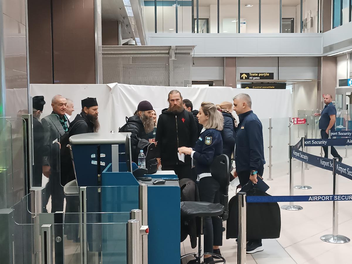 FCSB, spre Salonic... cu Gigi Becali, Luțu și călugării! » Imagini tari de pe aeroport, de la plecarea campioanei