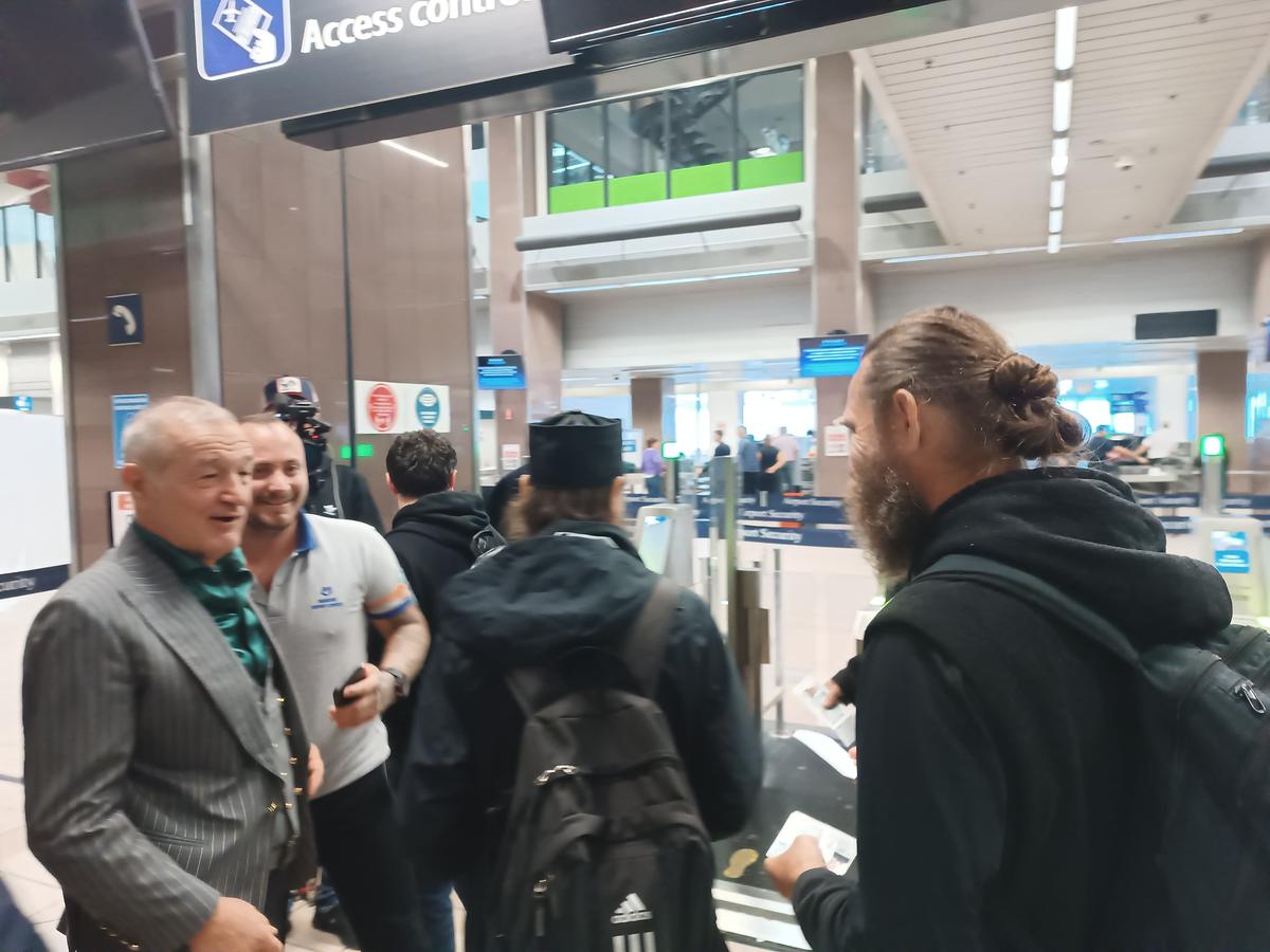 FCSB, spre Salonic... cu Gigi Becali, Luțu și călugării! » Imagini tari de pe aeroport, de la plecarea campioanei