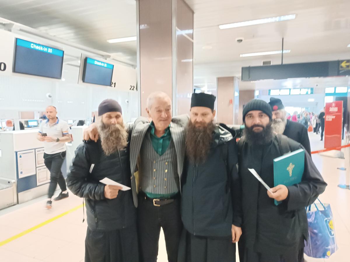 FCSB, spre Salonic... cu Gigi Becali, Luțu și călugării! » Imagini tari de pe aeroport, de la plecarea campioanei