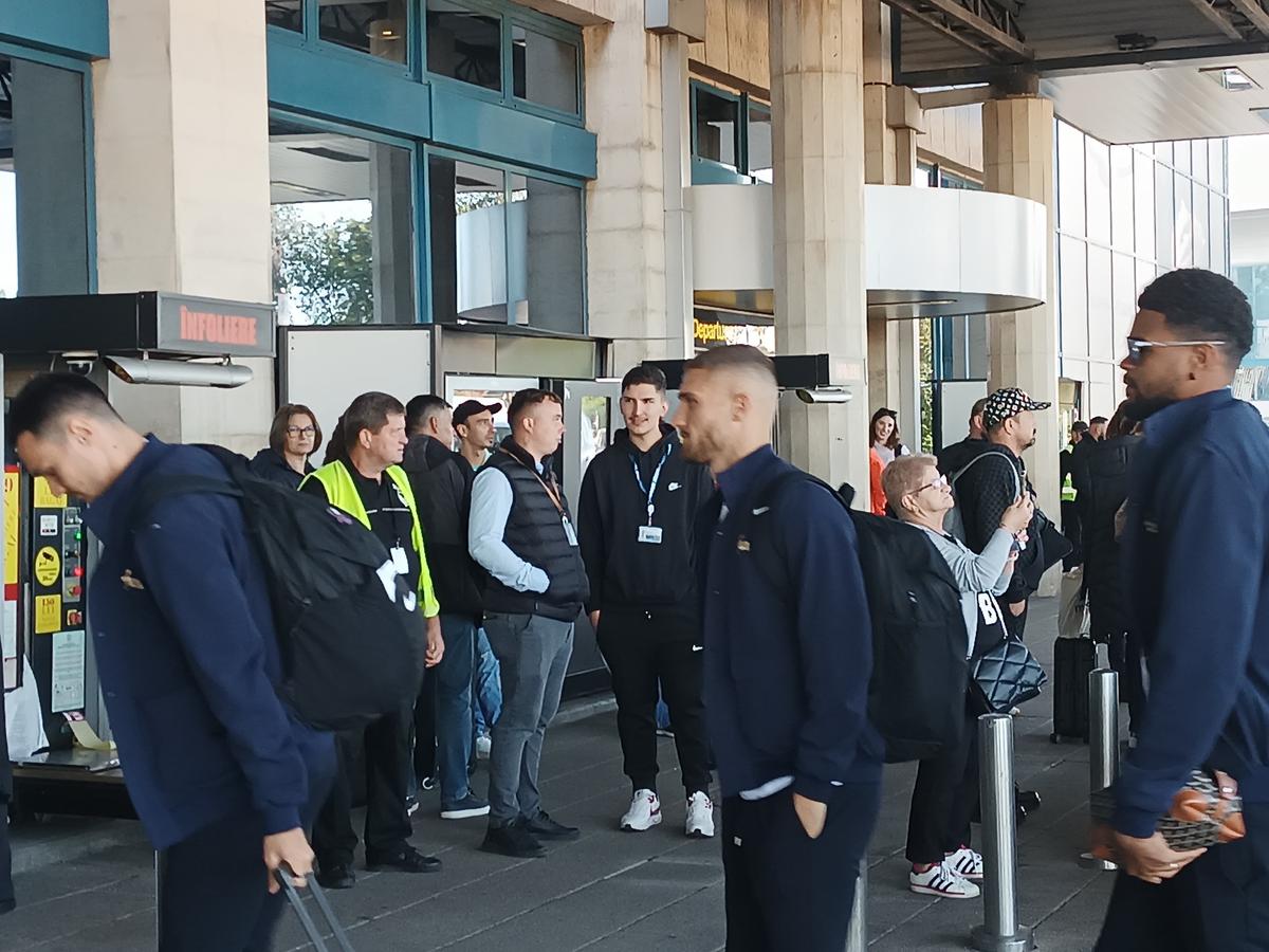 FCSB, spre Salonic... cu Gigi Becali, Luțu și călugării! » Imagini tari de pe aeroport, de la plecarea campioanei