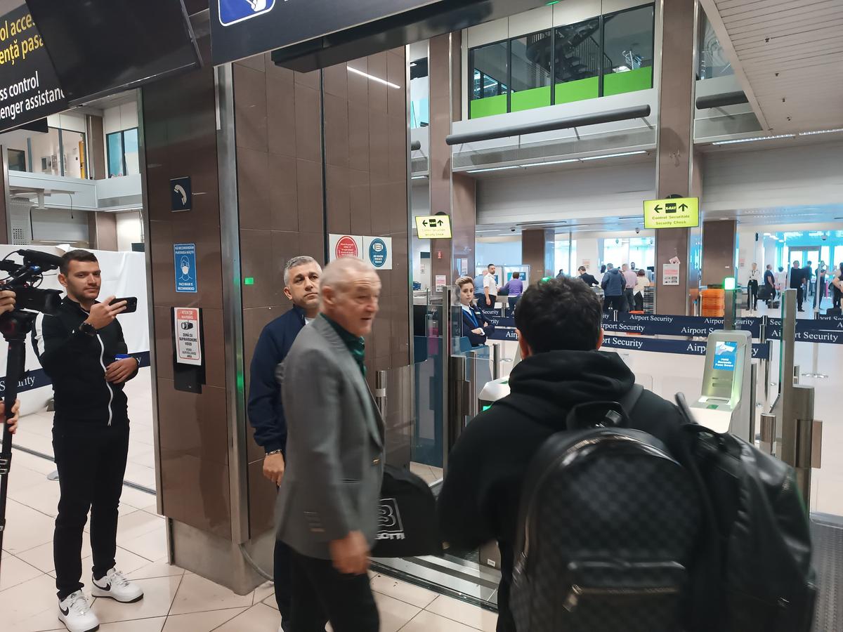 FCSB, spre Salonic... cu Gigi Becali, Luțu și călugării! » Imagini tari de pe aeroport, de la plecarea campioanei