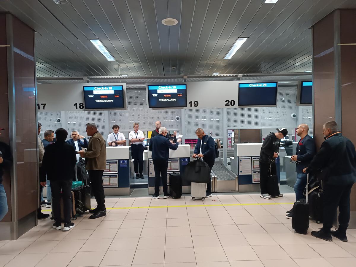 FCSB, spre Salonic... cu Gigi Becali, Luțu și călugării! » Imagini tari de pe aeroport, de la plecarea campioanei
