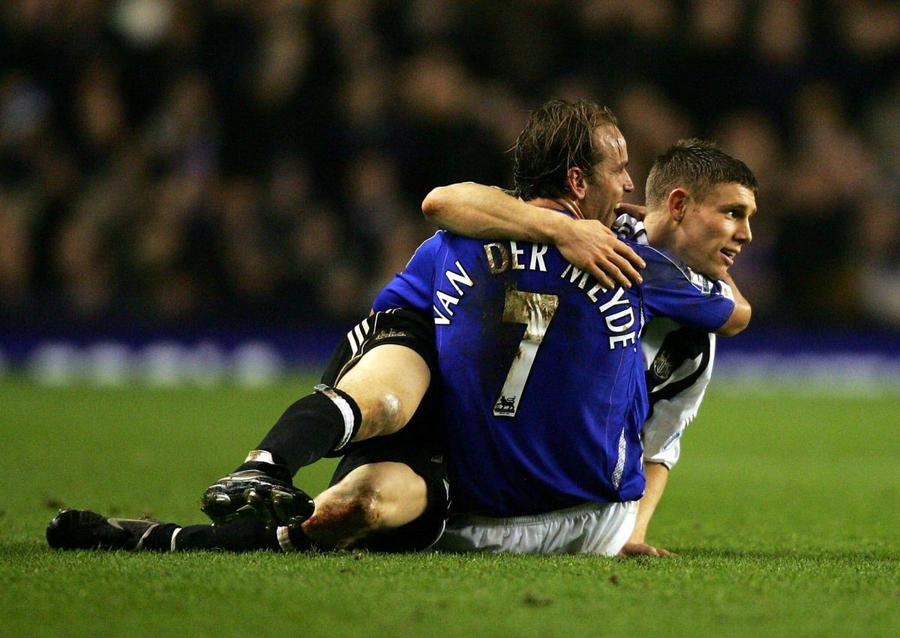 Andy van der Meyde, într-un moment de tandrețe cu James Milner, în urmă cu aproape 18 ani / Foto: Imago Perpetuum mobile la 39 de ani! » Câte meciuri mai are James Milner pentru a intra în istoria Premier League