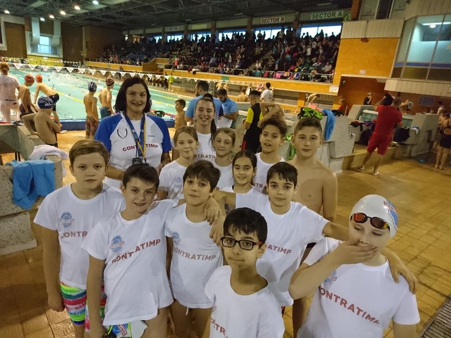 Anca Pătrășcoiu alături de copiii pe care i-a ghidat în secretele natației Și natația se revoltă! Prima medaliată olimpică a înotului românesc ridică vocea în scandalul sutelor de rente viagere înghețate » „Deblocați-le! Pe Lipă n-o interesează, e prioritar să rezolve premierile pentru sine!”