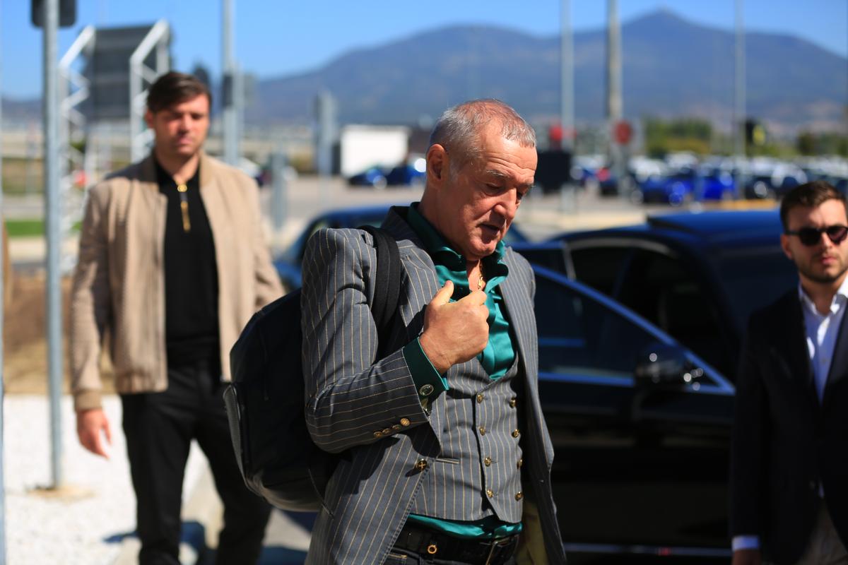 Cu rucsac de 2.000€ pe umăr, Gigi Becali a făcut show și la sosirea la Salonic: „Aici s-au născut bunicii mei! Grecii au cam părăsit bisericile, noi le umplem”