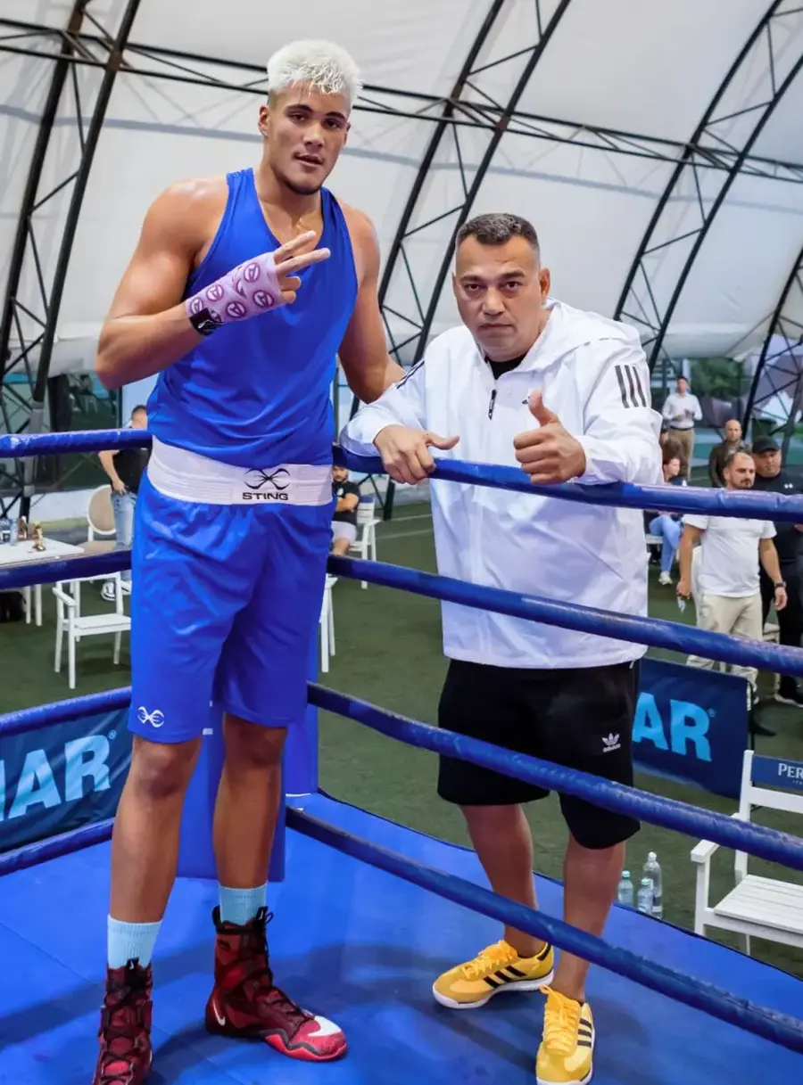 Dorel Simion (dreapta), alături de elevul lui, Florin Ioniță Fostul campion de box Dorel Simion se alătură protestului general în legătură cu plafonarea rentelor viagere: „Nu vă mai bateți joc de cei care au făcut istorie!”