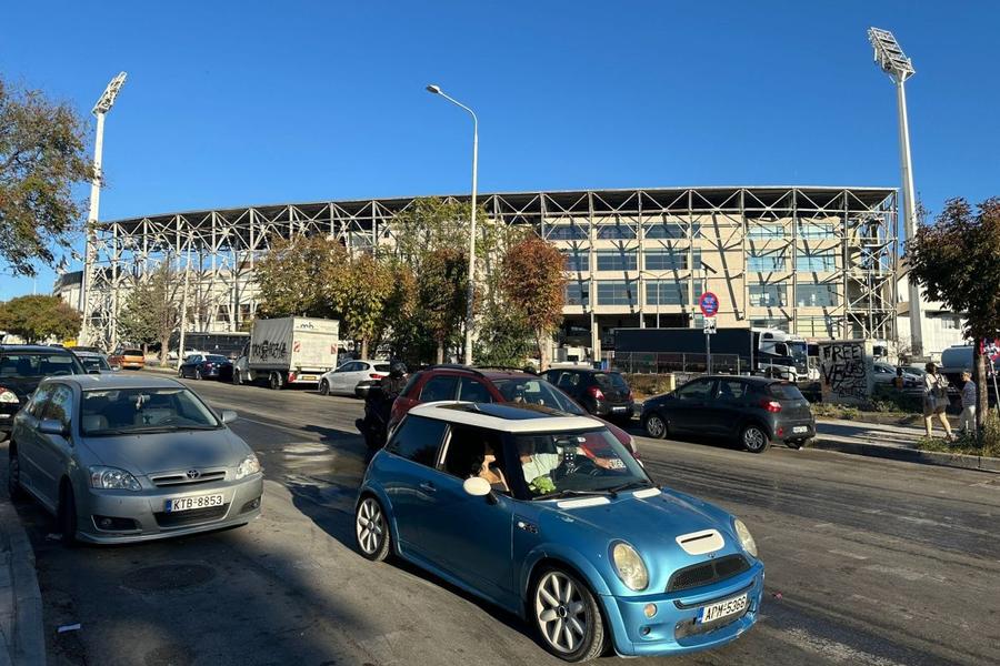 Așa arăta zona în care a fost talciocul la doar câteva ore distanță Foto: Ionuț Iordache Piață și talcioc lângă Toumba, în preziua marelui meci! S-au vândut de la perdele, lenjerie, borcane, până la legume și fructe. Ce s-a întâmplat înainte să ajungă FCSB în zonă