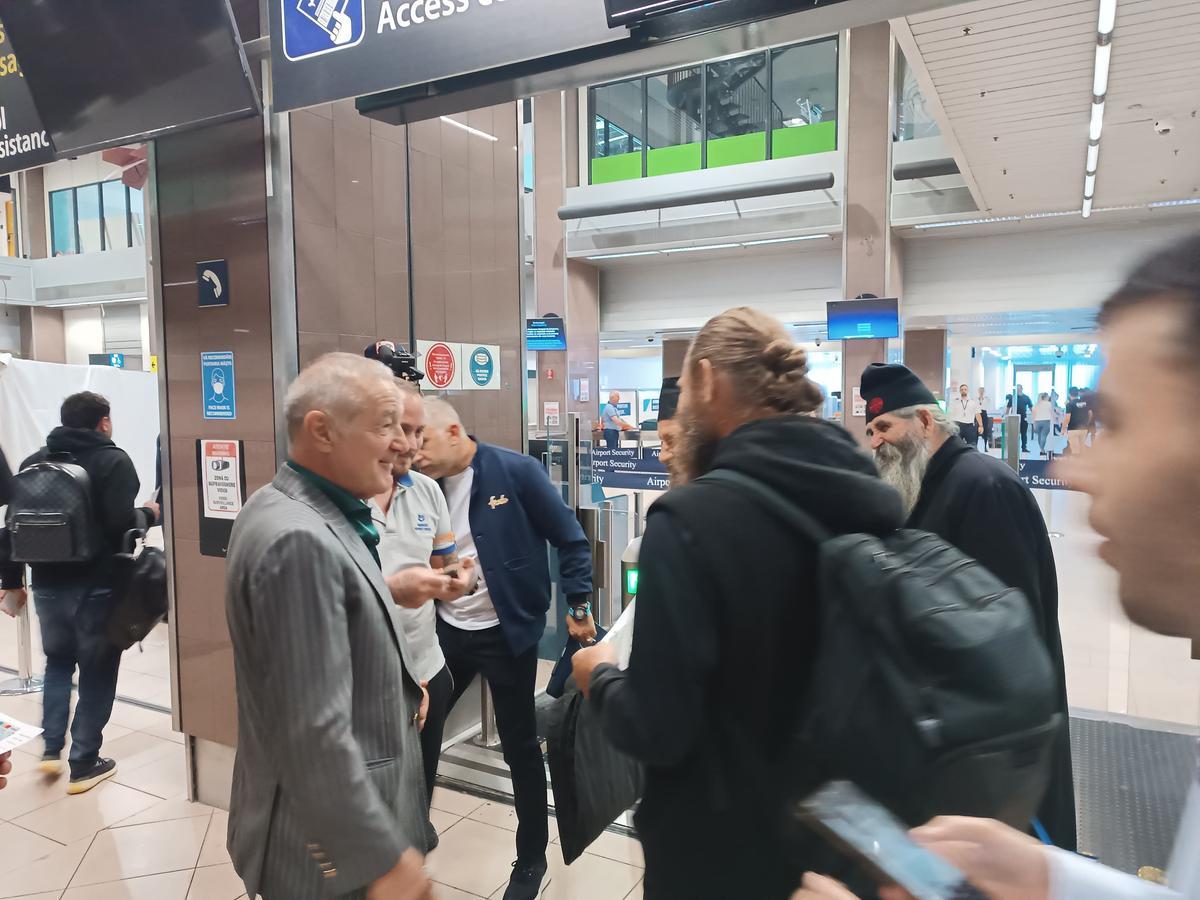 FCSB, spre Salonic... cu Gigi Becali, Luțu și călugării! » Imagini tari de pe aeroport, de la plecarea campioanei