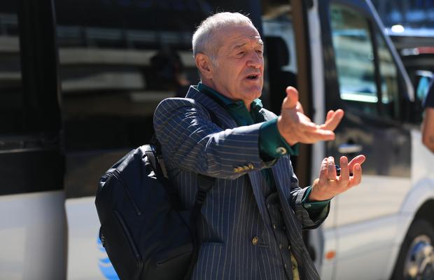 Cu rucsac de 2.000€ pe umăr, Gigi Becali a făcut show și la sosirea la Salonic: „Aici s-au născut bunicii mei! Grecii au cam părăsit bisericile, noi le umplem”